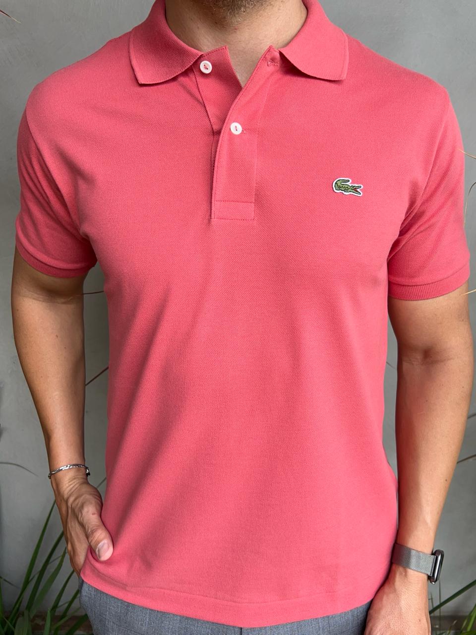 Polo Lacoste Classic Fit – Edición Coral